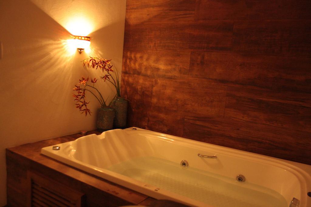 Quarto com Cama King-size e Banheira de Hidromassagem